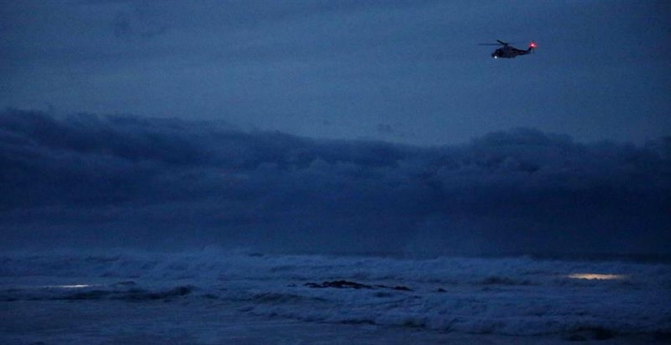 Un helicóptero en las tareas de búsqueda del niño arrastrado por un golpe de mar. Foto: EFE
