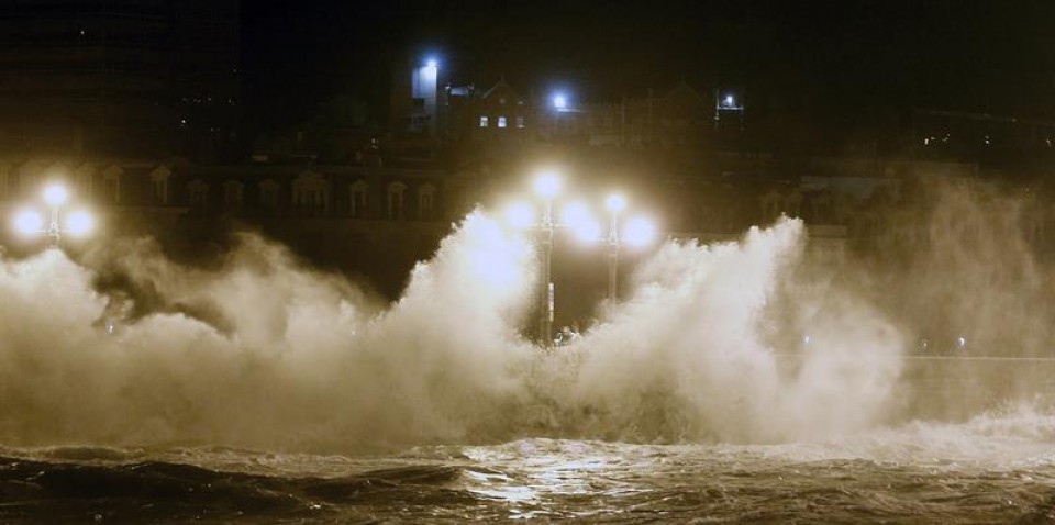 Olas en Donostia. Foto: EFE.