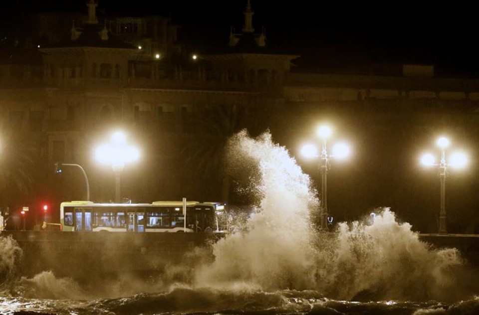 Olas en Donostia. Foto: EFE.