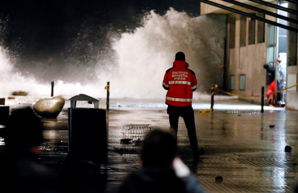 Olas en Donostia. Foto: EFE.