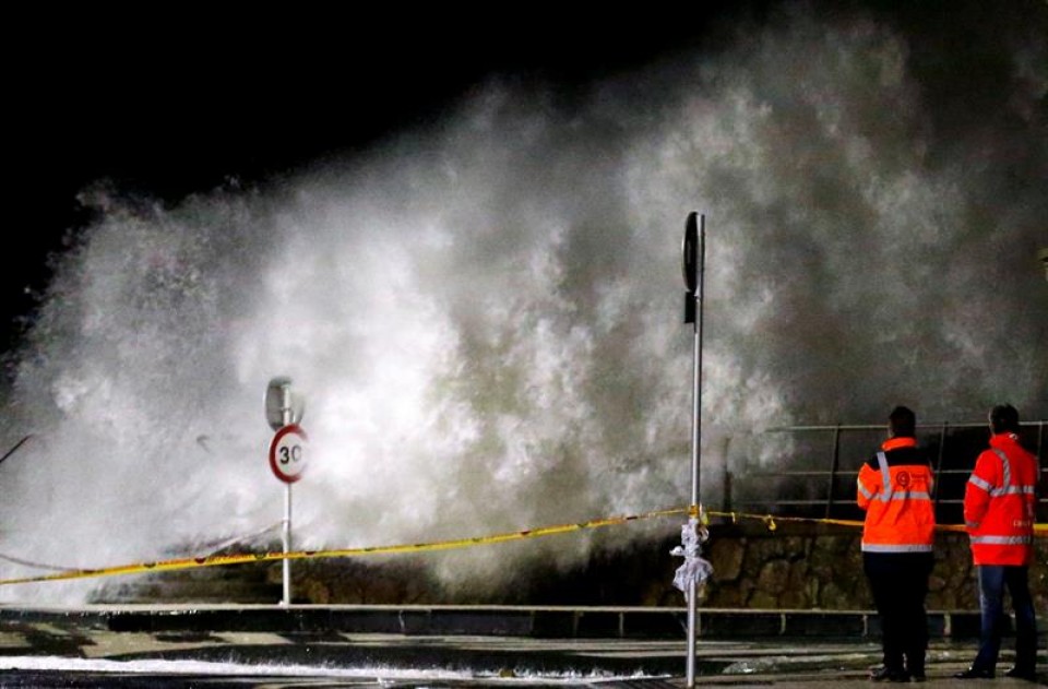Olas en Donostia. Foto: EFE.