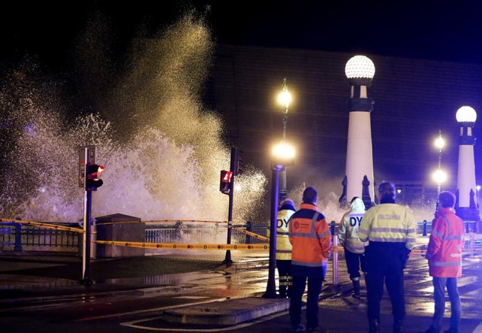 Olas en Donostia. Foto: EFE.