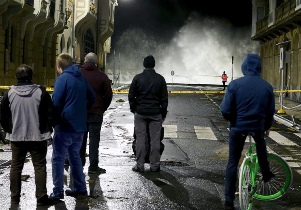 Olas en Donostia. Foto: EFE.