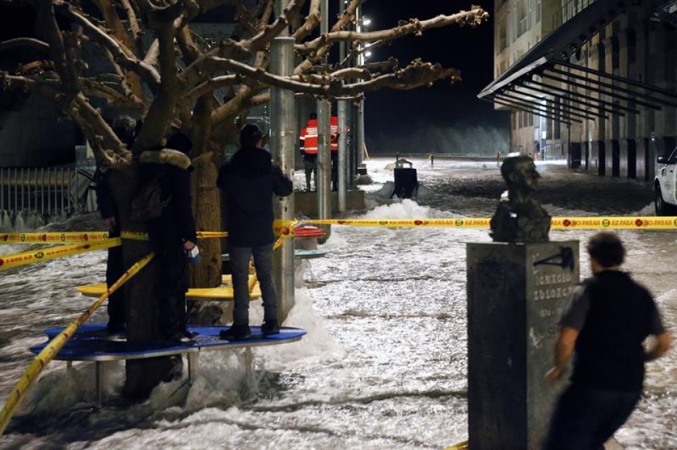 Olas en Donostia. Foto: EFE.