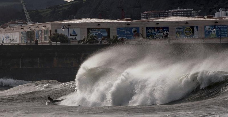 Olas en Ereaga. Foto: EFE.