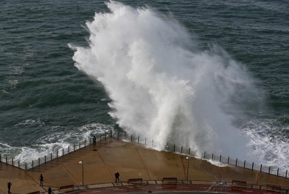Olas en Donostia. Foto: EFE.