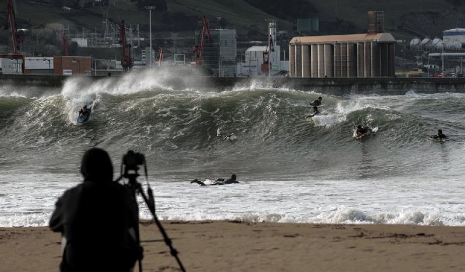 Olas en Ereaga. Foto: EFE.