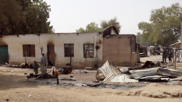 Una mujer y su hija observan una zona desbastada por un atentado de Boko Haram en Dalori. EFE