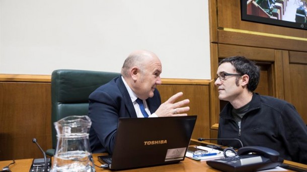 Iñigo Iturrate (PNV) y Julen Arzuaga (EH Bildu), en el Parlamento Vasco. EFE