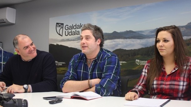 Fernando Izagirre, Alvaro Saiz y Ainhoa Crespo en el acto de hoy. Foto: Ayuntamiento de Galdakao.