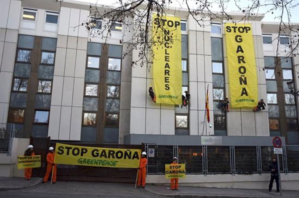Greenpeace protesta contra la reapertura de Garoña en la sede del CSN