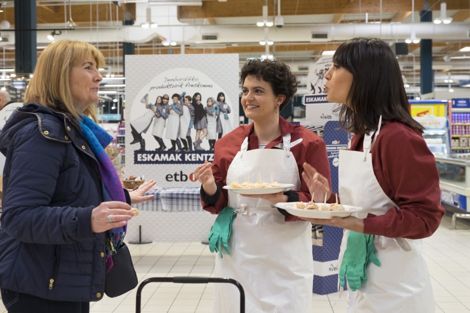 Ainara Ortega e Itziar Atienza ofreciendo probar su producto