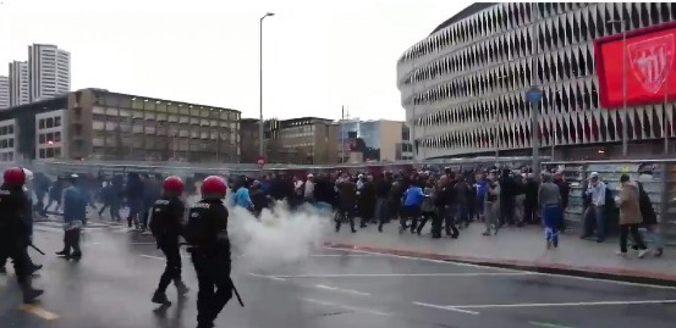 Ertzaintza, Marsellako ultren aurka oldartzen. Argazkia: Oscar Ferreiro Baron (@Argiduna)