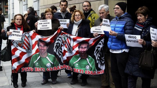 Los padres y amigos de Iñigo Cabacas reclaman justicia. Foto de archivo: EFE