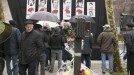 Ciudadanos visitan el monolito que conmemora los cruentos actos del 3 de marzo. EFE
