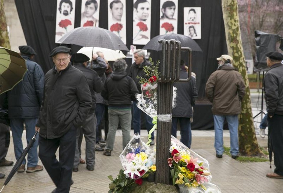 Una ofrenda floral recordó a los cinco trabajadores fallecidos en 1976.