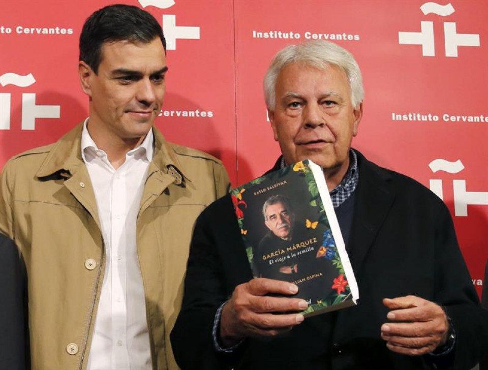 Pedro Sánchez junto a Felipe González. Foto: EFE
