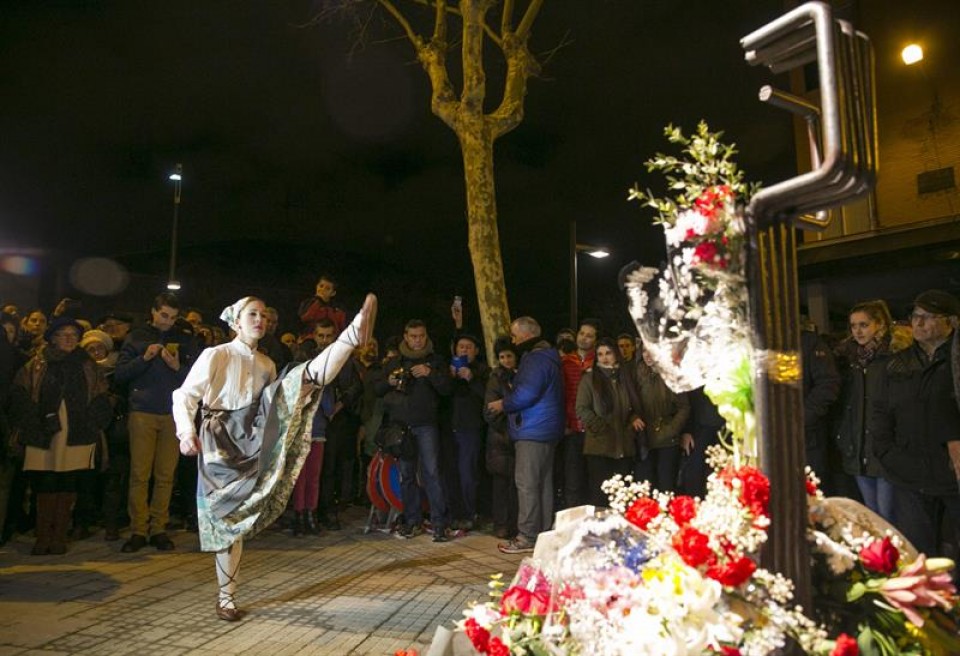 Miles de personas recuerdan a los trabajadores asesinados en Vitoria-Gasteiz. Foto: EFE
