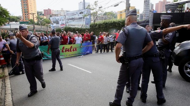 Polizia Lularen etxearen aurrean, Sao Pauloko kanpoaldean. Argazkia: EFE 