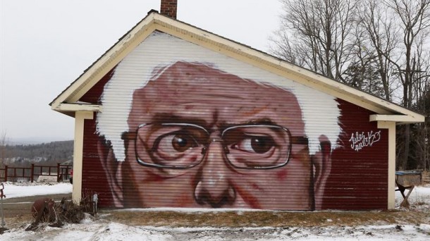 Curiosa imagen del senador Bernie Sanders en la fachada de una casa en Kirby (Vermont). Foto: EFE