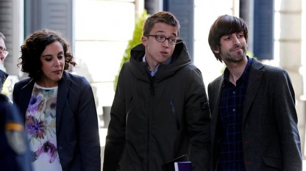 Alba, junto a Errejón y Maura a la entrada del Congreso. Foto: EFE