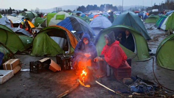 Varios refugiados en la frontera entre Grecia y Macedonia cerca de Idomeni. Foto: EFE