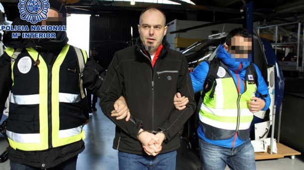 Mikel Karrera Sarobe durante su traslado a Madrid. Foto: EFE