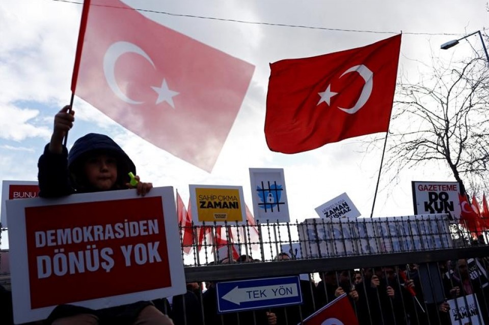Manifestación frente a la sede del periódico Zaman la semana pasada en Estambul. Foto: EFE