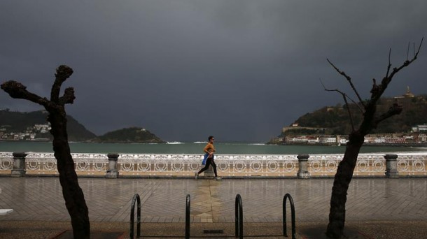 Zerua oso ilun, Donostian. 