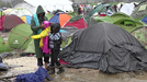 El frío y la lluvia golpean a los refugiados en Idomeni