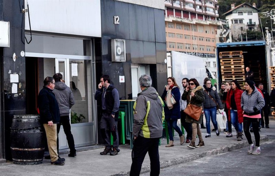 Familiares de los trabajadores fallecidos. Foto: EFE