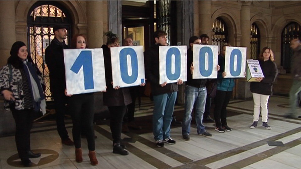 Donostia Antitaurina entrega 10.000 firmas y exige una consulta 