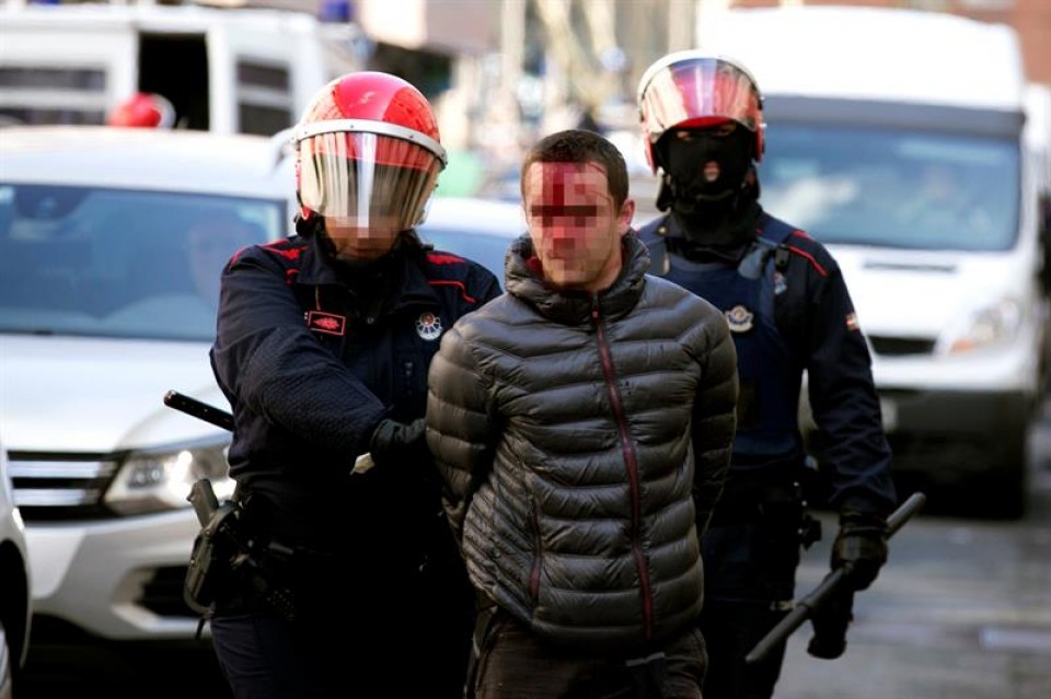 Uno de los detenidos tras los altercados de Vitoria-Gasteiz. EFE