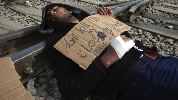 Un refugiado protesta en Idomeni en contra del cierre de las fronteras. Foto: EFE.