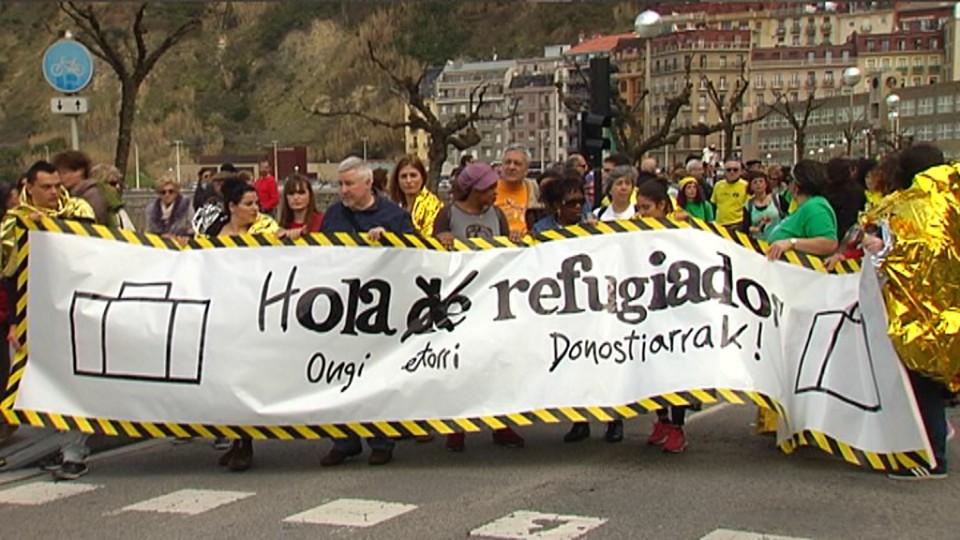 Multitudinaria marcha en apoyo a los refugiados en Donostia