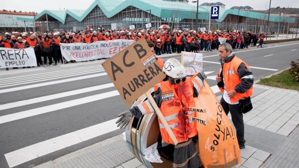 Una protesta de los trabajadores de la ACB frente a la sede del Gobierno Vasco. EFE