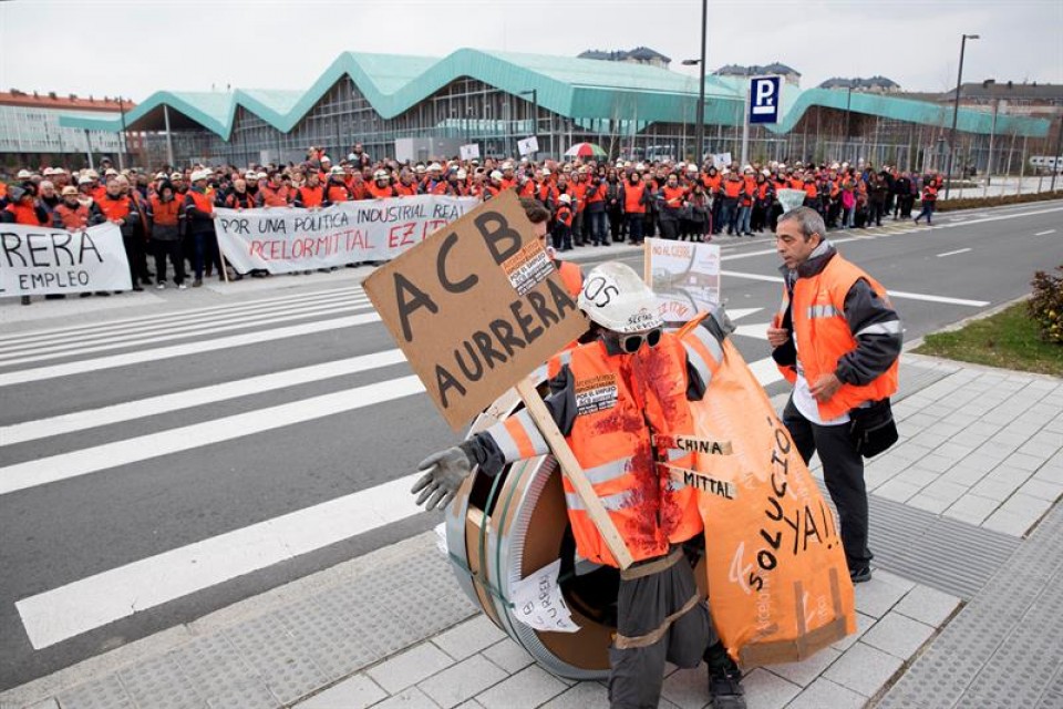 Arcelor Zumarraga eta ACB Sestao protestan Lakuan