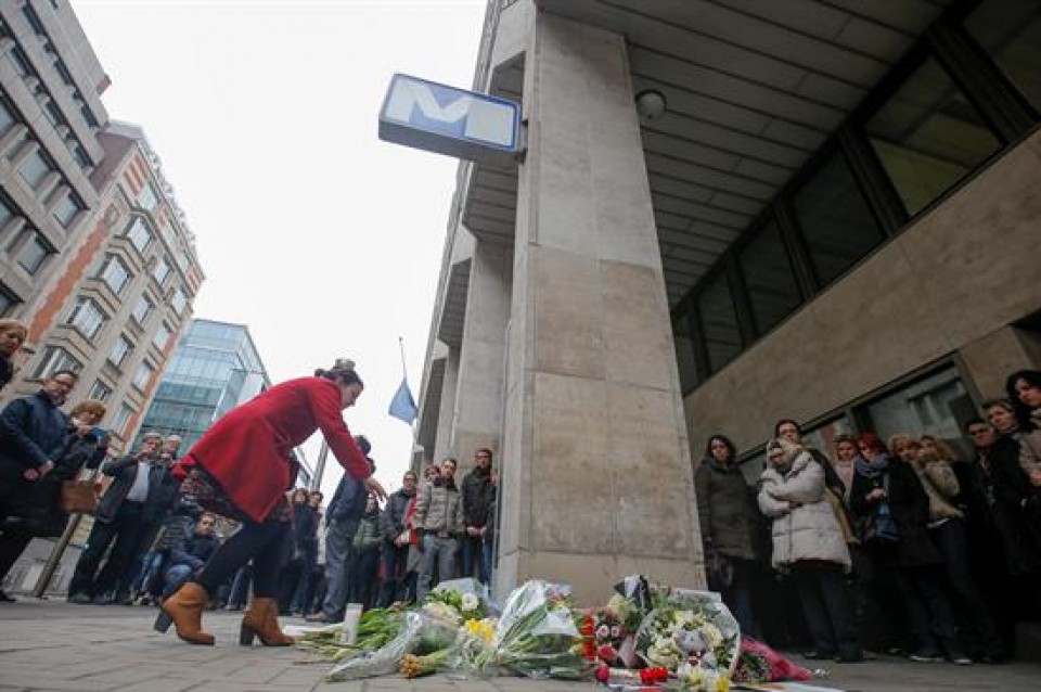 Ofrenda floral por las víctimas en el metro de Bruselas. Foto: EFE