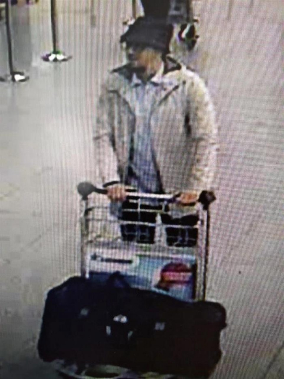 La Policía belga difunde el vídeo del tercer terrorista del aeropuerto