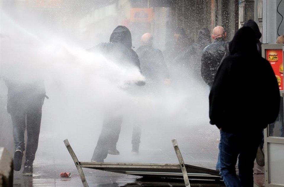 Un grupo de ultraderecha irrumpe en una concentración contra los atentados de París. Foto: EFE