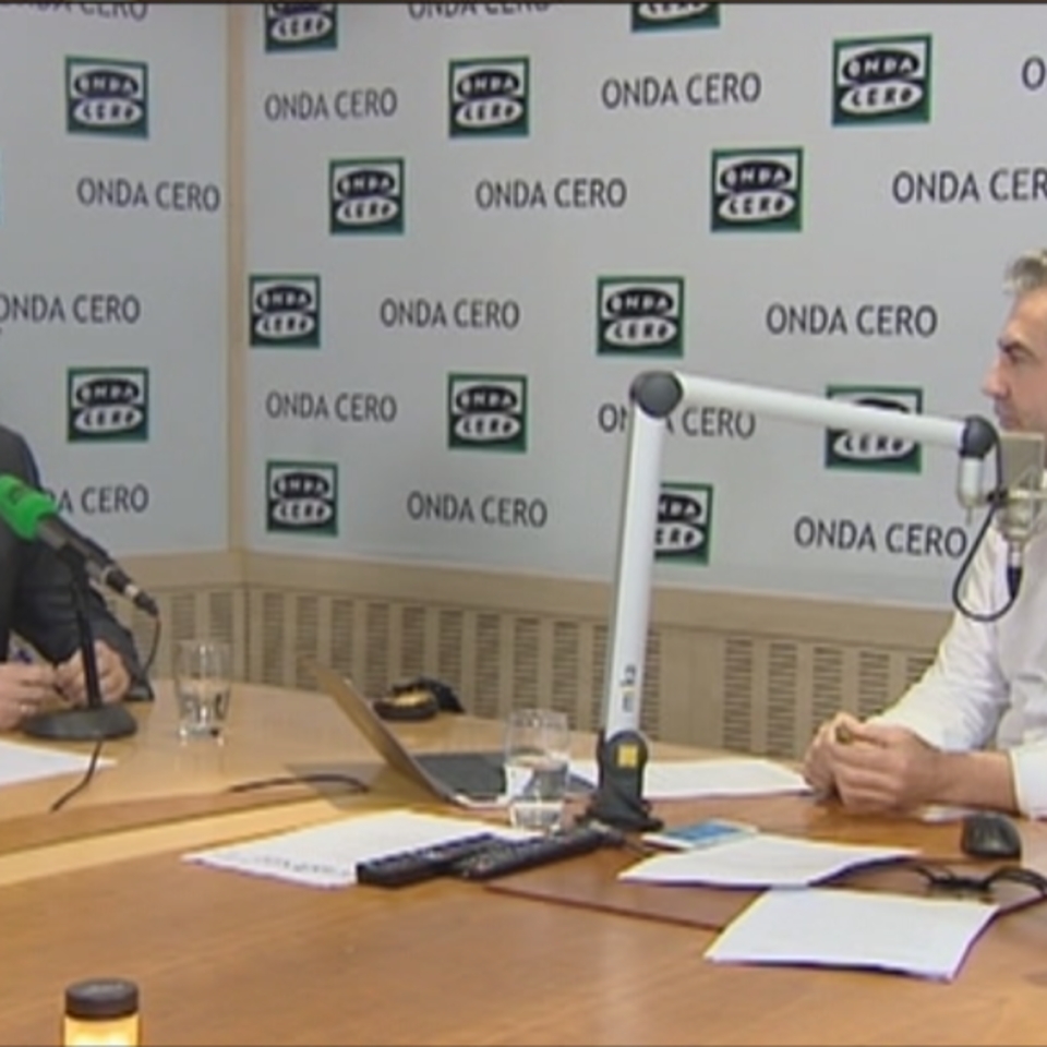 Rajoy rechaza la mano de Sánchez en una reunión anterior.