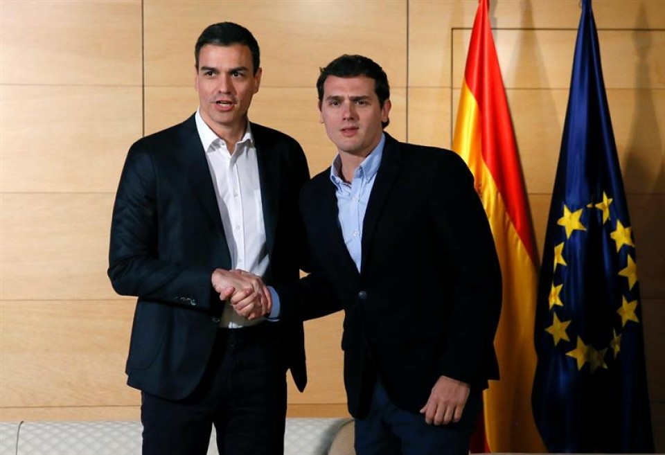 El secretario general del PSOE, Pedro Sánchez, junto al líder de Ciudadanos. Foto de archivo: EFE