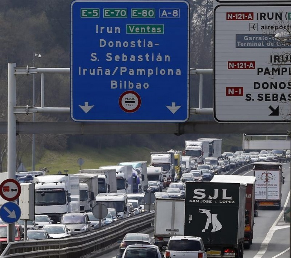 Martxoaren 24an Irunen sortu ziren auto-ilaren irudia. Argazkia: EFE