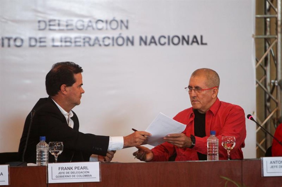 El negociador colombiano Frank Pearl y el jefe de la delegación del ELN, Antonio García. Foto: EFE