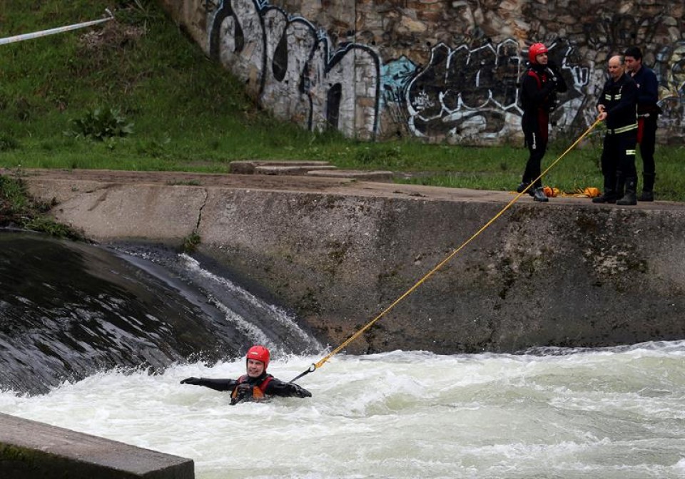 Bomberos de Ponferrada durante las labores de búsqueda del menor fallecido. Foto: EFE