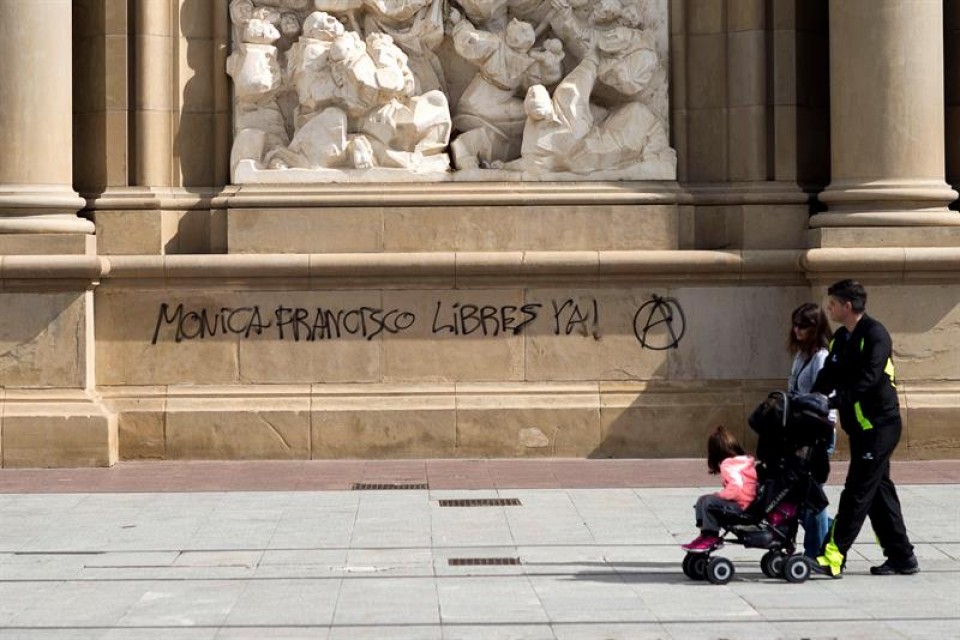 Pilarreko Basilikan hainbat mezu zeuden asteazken goizean. Argazkia: EFE.