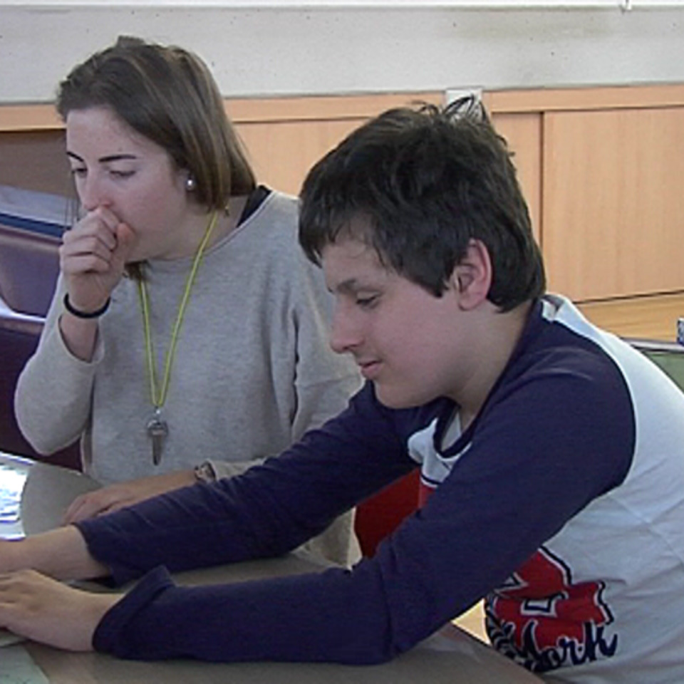 Jóvenes autistas en un aula