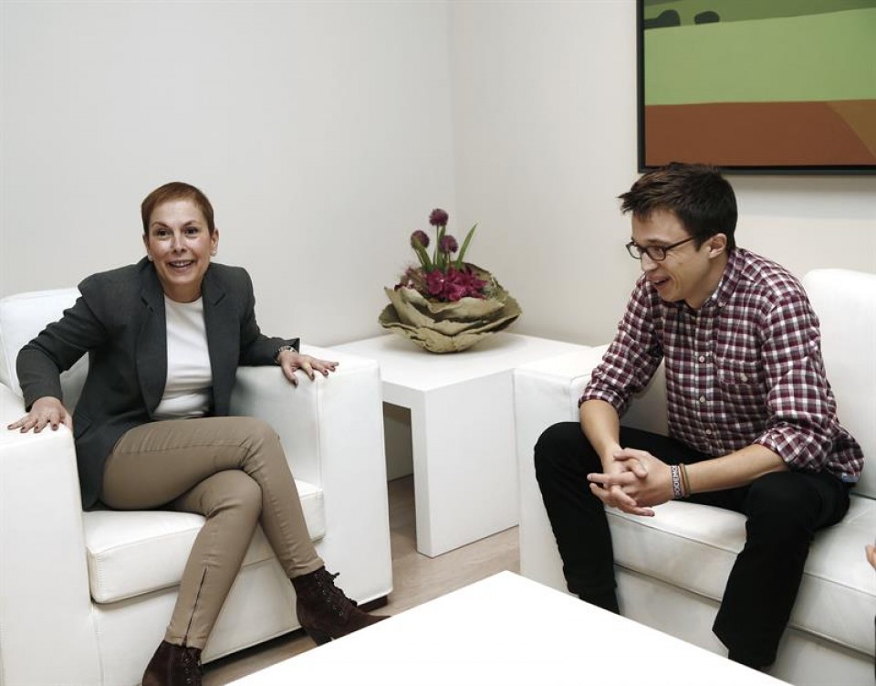 Un momento del encuentro que han mantenido Uxue Barkos e Iñigo Errejón. Foto: EFE.