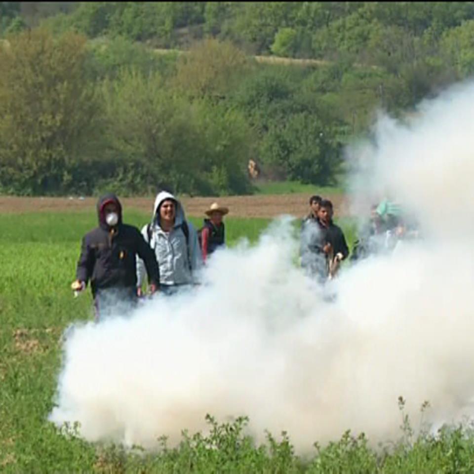 Errefuxiatuen aurka gas negar-eragilea erabili du Poliziak Idomenin