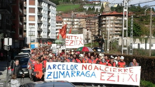 Manifestación en Zumarraga en protesta por el cierre de Arcelor Mittal. 